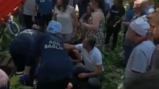 Korkunç olay: Çınar ağacının kopan dalı vatandaşların üzerine düştü