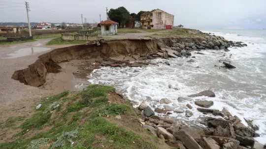 Korkutan kıyı erozyonu: Deniz 50 metre içeri girdi