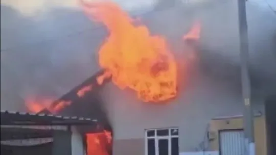 Korkutan yangın, tak katlı ev alev topuna döndü