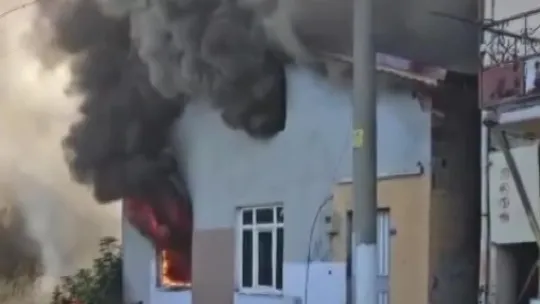 Korkutan yangın, tak katlı ev alev topuna döndü