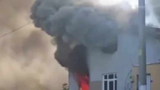 Korkutan yangın, tak katlı ev alev topuna döndü