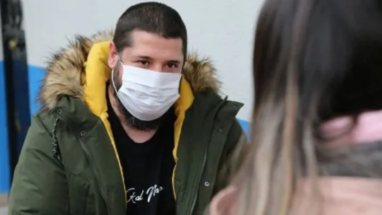 Korona virüse yakalanan kardeşi sokağa çıkınca polise şikayet etti