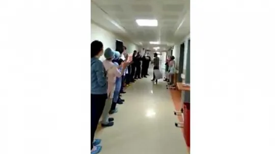 Koronavirüsü yendi, alkışlarla taburcu oldu!