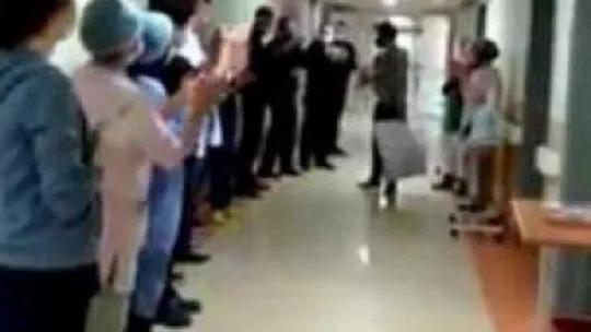 Koronavirüsü yendi, alkışlarla taburcu oldu!