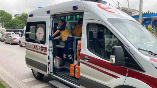 Koşarak karşıya geçen yaya otomobilin aynasına çarpıp yaralandı