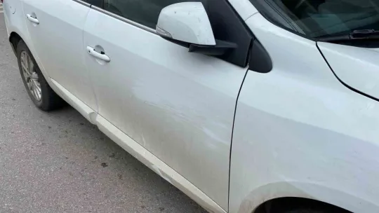 Koşarak karşıya geçen yaya otomobilin aynasına çarpıp yaralandı