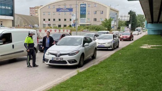 Koşarak karşıya geçen yaya otomobilin aynasına çarpıp yaralandı