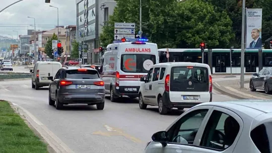 Koşarak karşıya geçen yaya otomobilin aynasına çarpıp yaralandı