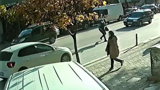 Koşarak karşıya geçmek isterken canından oluyordu