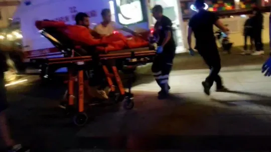 Kovaladığı genci kentin göbeğinde bıçakladı