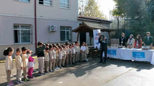 Köy okulundaki 4 bin 300 öğrenciye kağıt yapımı öğretildi