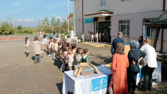 Köy okulundaki 4 bin 300 öğrenciye kağıt yapımı öğretildi