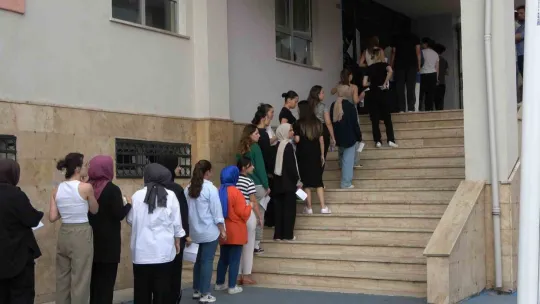 KPSS stresi: Geç kalan adaylar içeri alınmadı