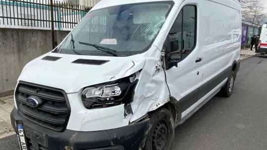 Kros motosiklet minibüs ile çarpıştı: 1 ağır yaralı