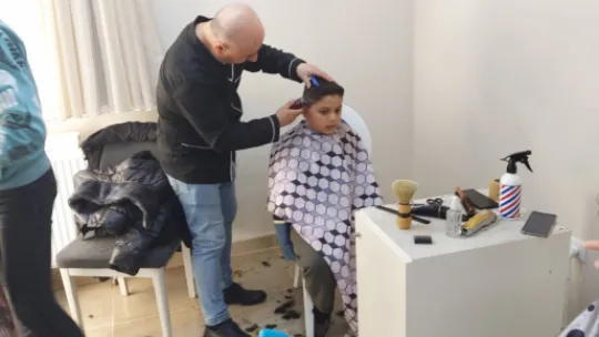 Kuaförler depremzedeler için çalışıyor