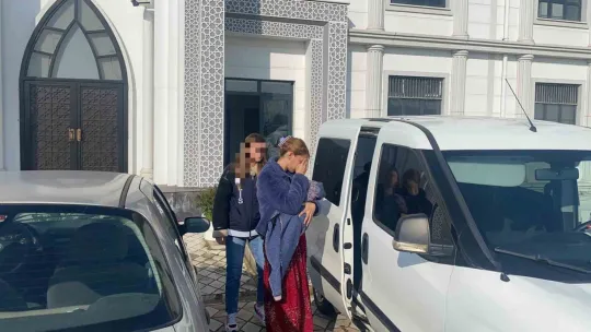 Kucağında çocuğuyla adliyeye sevk edildi