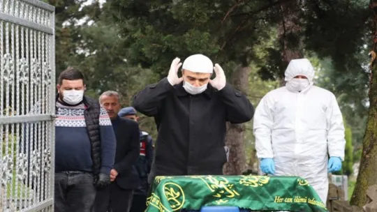 Küçük bebek korona virüsten ölen annesine mezarda kavuştu