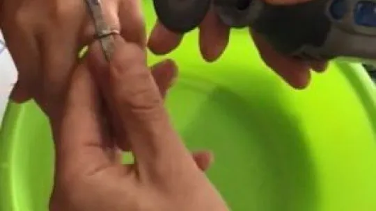 Küçük çocuğun parmağında sıkışan yüzüğü itfaiye ekipleri çıkarabildi
