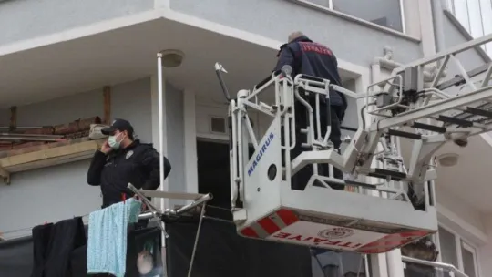 Kulakları duymayan yaşlı kadın acil yardım ekiplerini alarma geçirdi
