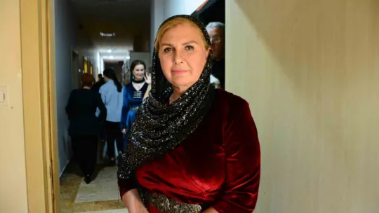 Kültürlerini yaşatmak için 30 amatör oyuncu tiyatro sahneliyor