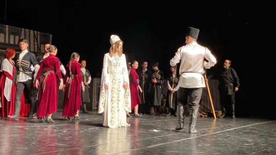 Kültürlerini yaşatmak için 30 amatör oyuncu tiyatro sahneliyor