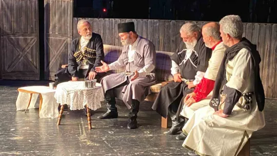 Kültürlerini yaşatmak için 30 amatör oyuncu tiyatro sahneliyor