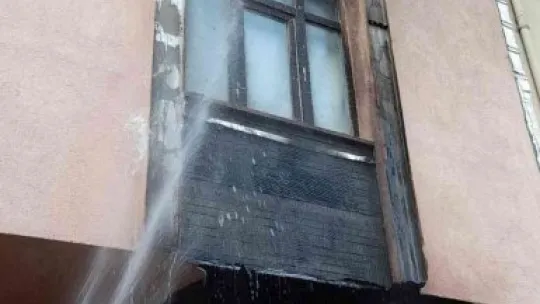 Kulübe yangını binaya da sıçradı
