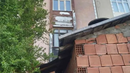 Kulübe yangını binaya da sıçradı