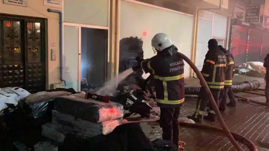 Kilolarca kumaşı kurtarabilmek için can havliyle çalıştılar
