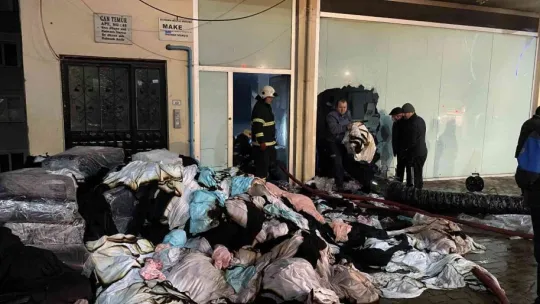 Kilolarca kumaşı kurtarabilmek için can havliyle çalıştılar