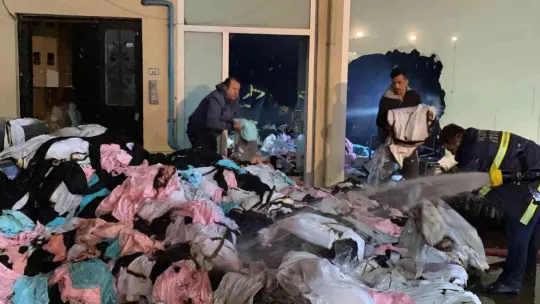 Kilolarca kumaşı kurtarabilmek için can havliyle çalıştılar