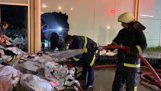 Kilolarca kumaşı kurtarabilmek için can havliyle çalıştılar
