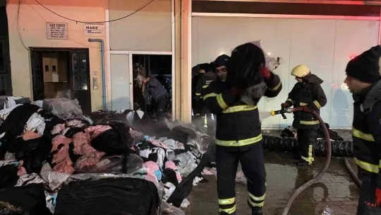 Kilolarca kumaşı kurtarabilmek için can havliyle çalıştılar