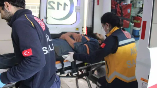 Malzeme alırken dengesini kaybetti!