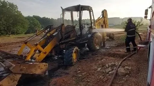 Kundaklanan iş makinaları alev alev yandı