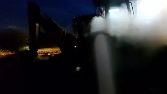 Kundaklanan iş makinaları alev alev yandı
