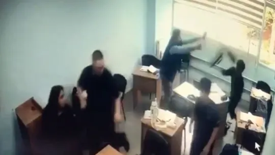 Sınıfa girip öğrenciye saldırdı