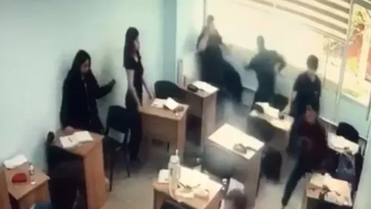 Sınıfa girip öğrenciye saldırdı