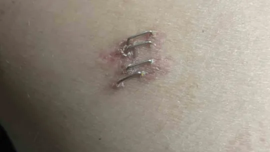 Sınıfa girip öğrenciye saldırdı