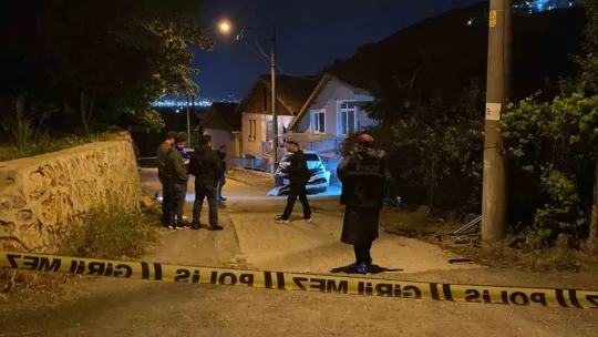 Kurşun yağmuruna tutulan otomobil kaza yaptı: 1 ağır yaralı