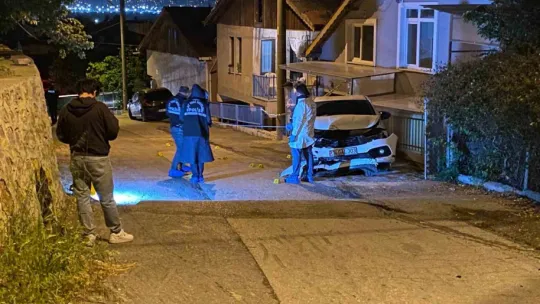Kurşun yağmuruna tutulan otomobil kaza yaptı: 1 ağır yaralı