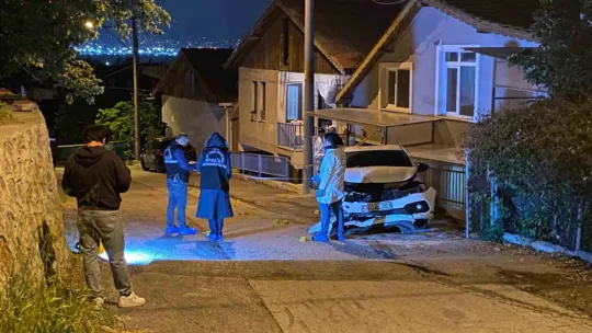 Kurşun yağmuruna tutulan otomobil kaza yaptı: 1 ağır yaralı