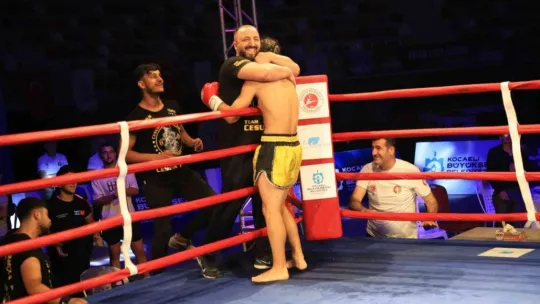 Kurtlar Vadisi müziğiyle çıktığı ringde önce salonu, sonra rakibini yıktı