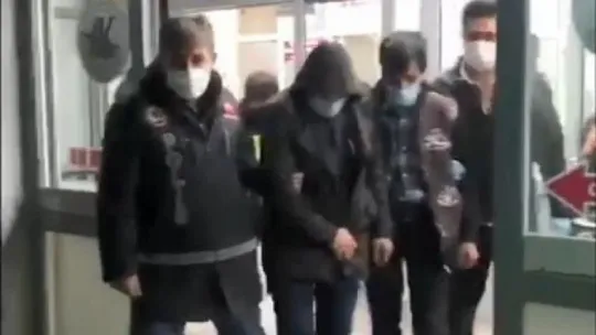 Kuryelerin midelerinden 871 gram uyuşturucu çıktı!