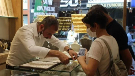 Kuyumculardan 'Aklı olan altınını bozdurmasın' uyarısı