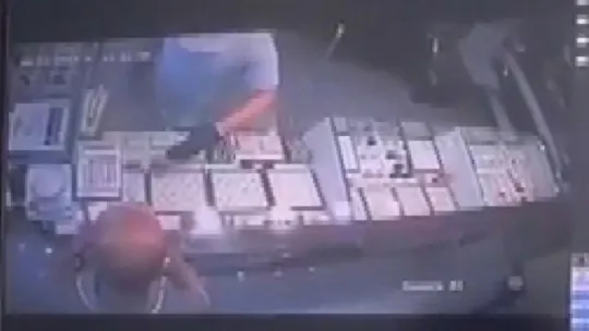 Kuyumcunun yüzüne taşla vurup altınlarla kayıplara karıştı!