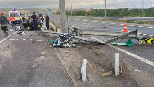 Otomobil yön tabelasına çarptı: 1 ölü, 4 yaralı
