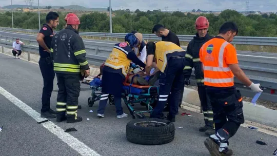 Otomobil yön tabelasına çarptı: 1 ölü, 4 yaralı
