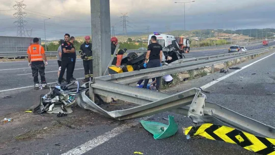 Otomobil yön tabelasına çarptı: 1 ölü, 4 yaralı