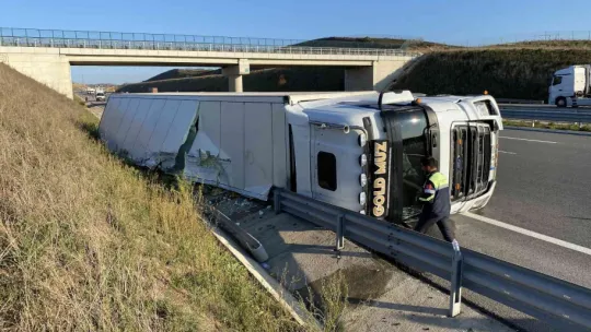 Kuzey Marmara'da tır devrildi